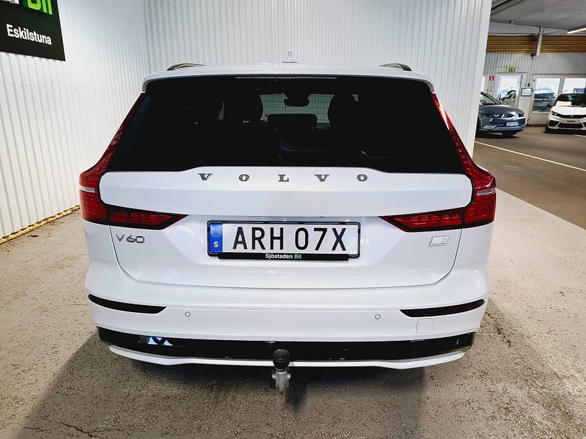 Bild 5 av Volvo V60 T6 AWD R-Design 350 Plus Dark  Värm/Pano/H&K Drag