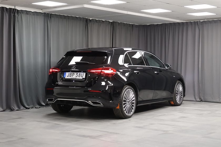 Bild 2 av Mercedes-Benz A 250 e AMG Premium Pano Burmester Keyless LED Moms