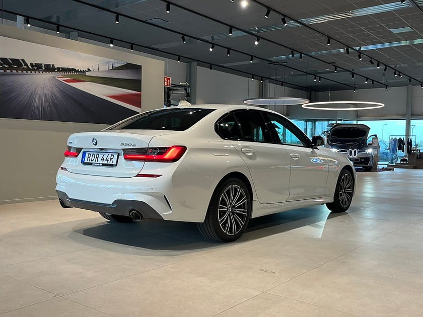Bild 4 av BMW 330e xDrive Sedan M Sport Adapt Farth Rattvärme Drag 4,95%
