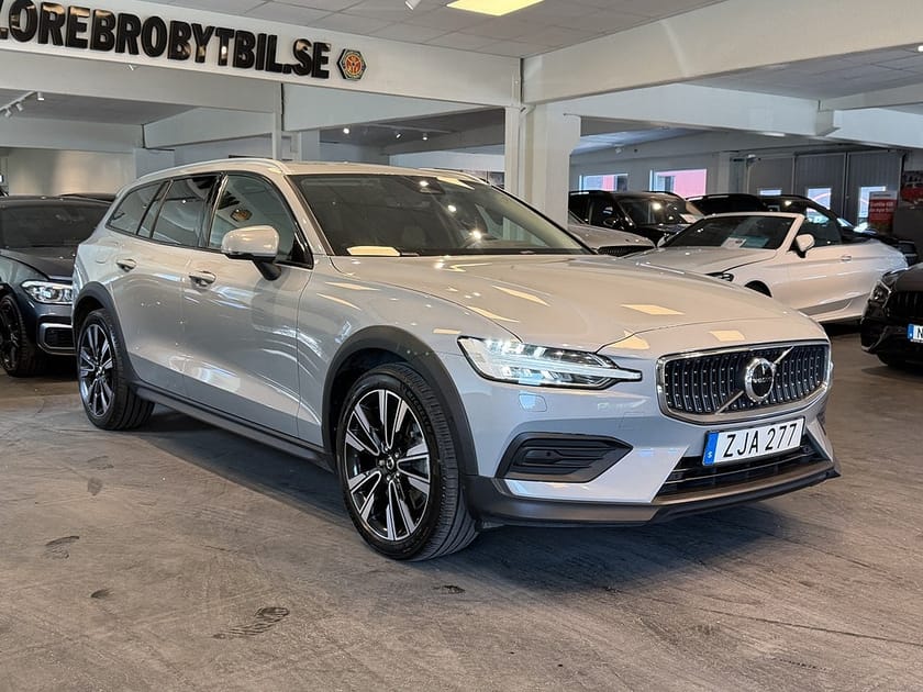 Bild 1 av Volvo V60 Cross Country B4 AWD Mildhybrid Drag Core MOMS