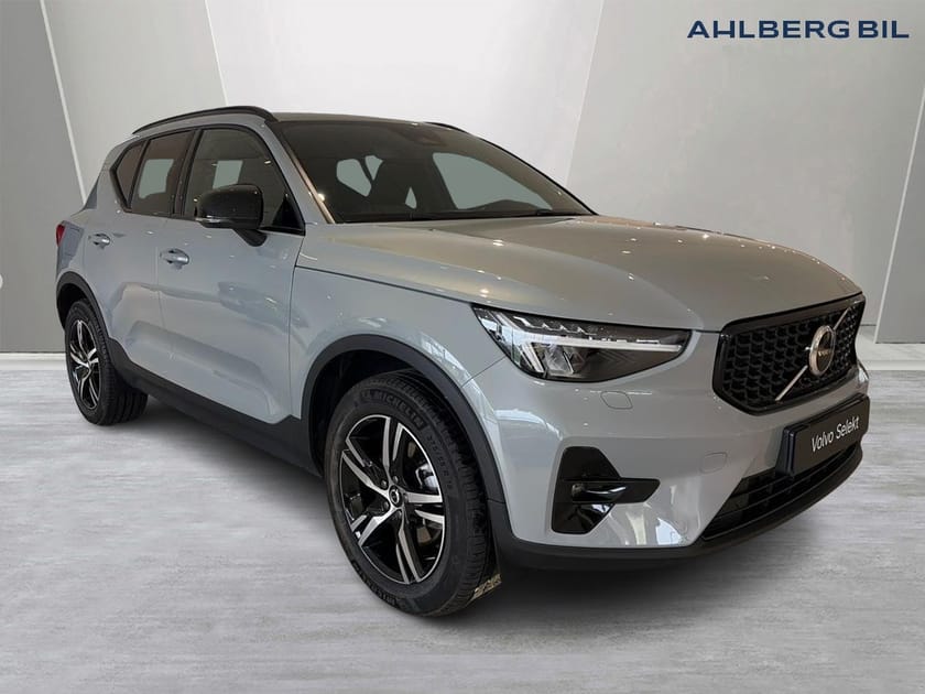 Bild 1 av Volvo XC40 B3 FWD Bensin Plus Dark, Klimatpaket, Förarstödpaket, Dragkrok Halvautomatisk, Parkeringskamera Bak, Google Maps
