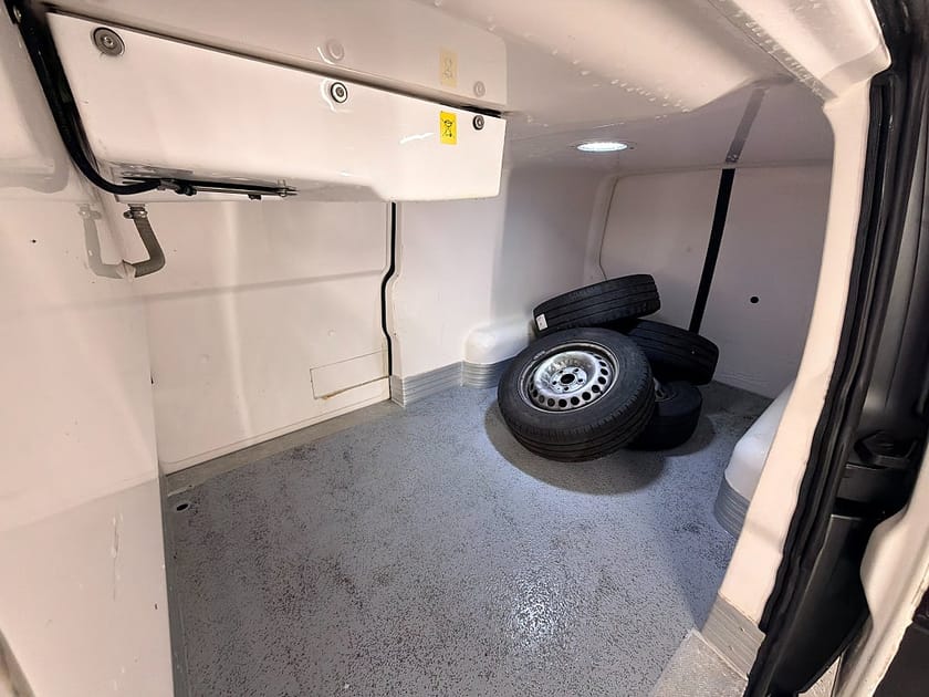 Bild 4 av Volkswagen Transporter T32|2.0 TDI|KYLBIL|DRAG|ACC|VÄRMARE|AUTOMAT|NYSER|NYBES