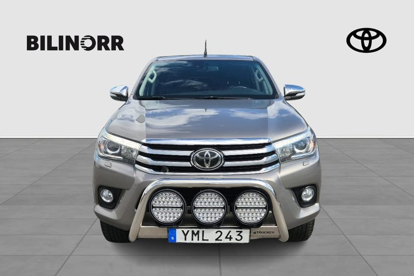 Bild 3 av Toyota Hilux Dubbelhytt D-CAB 2,4D AUTO 4WD PREMIUM SKINNKLÄDSEL