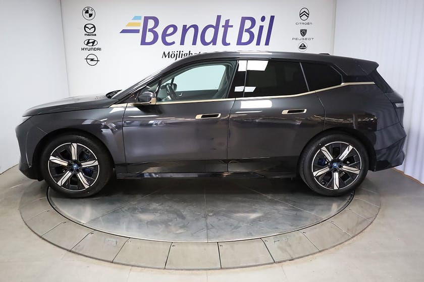 Bild 5 av BMW iX xDrive50 Sport / Drag / Luftfjädring / Aktiv Styrning