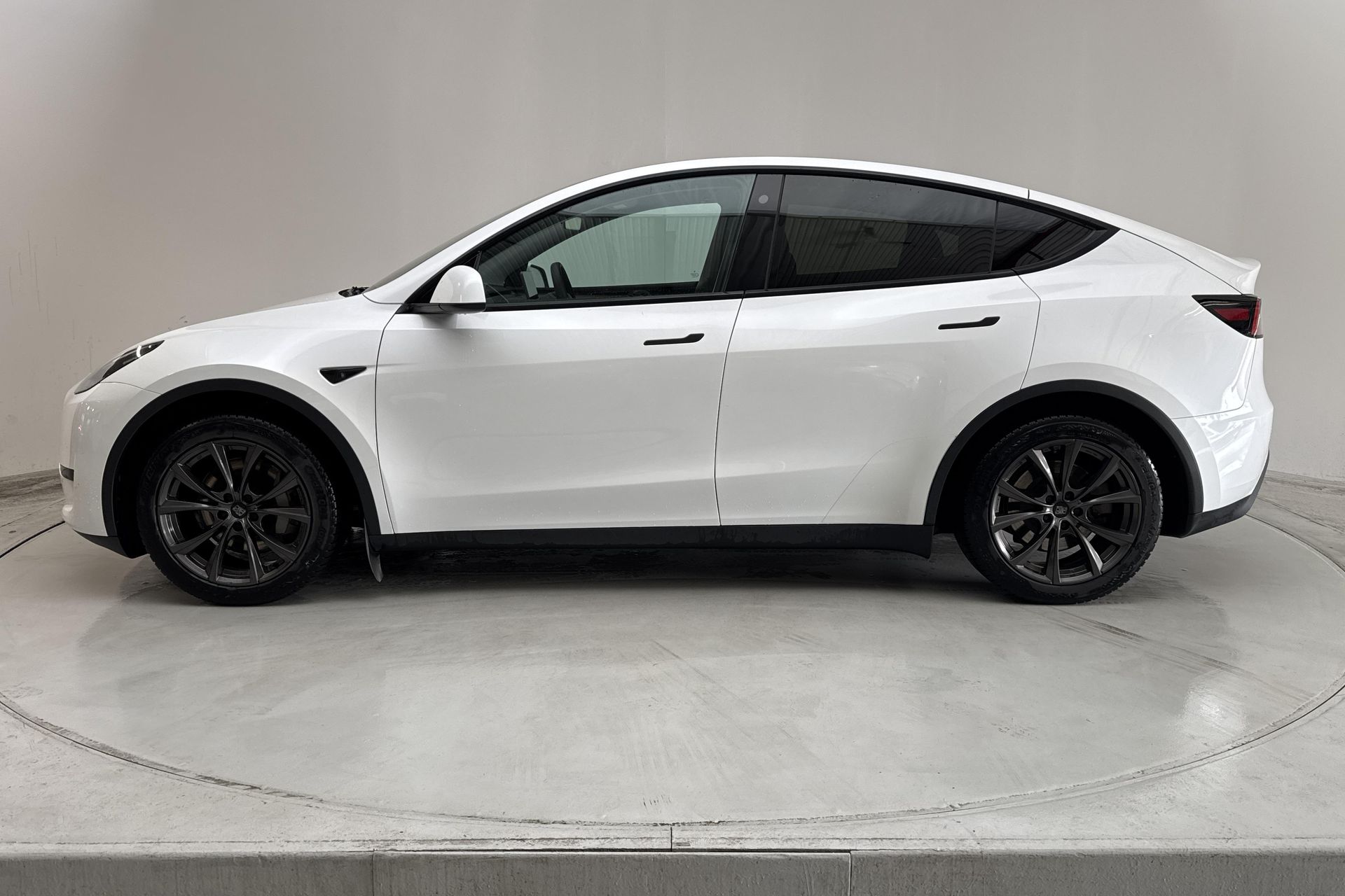 Tesla Model Y Standard Range RWD 2023, bild 2/10