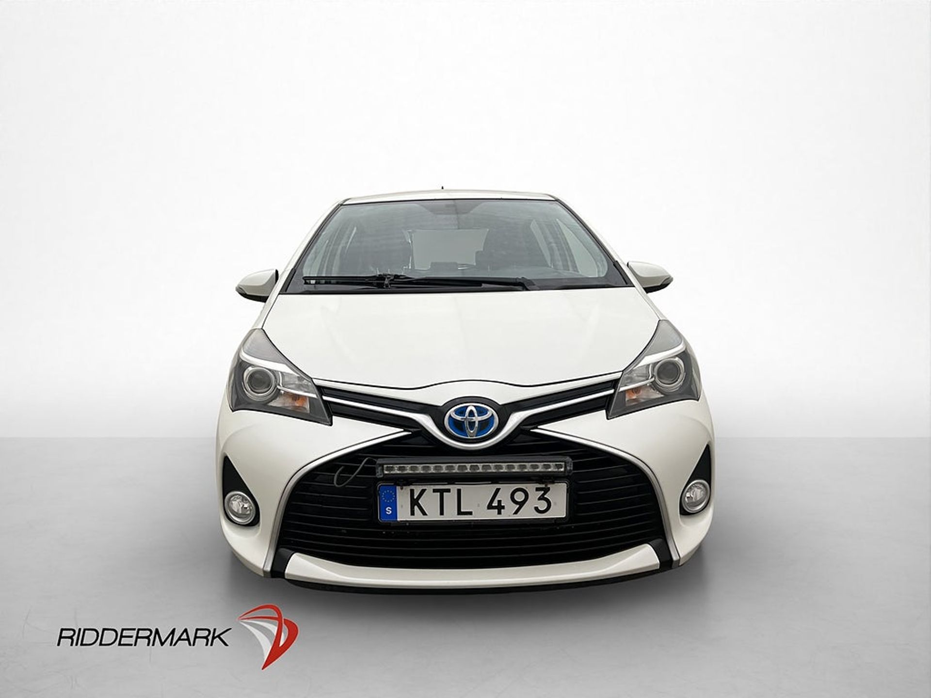Toyota Yaris Hybrid e-CVT 101hk Active 2015, photo 2/10