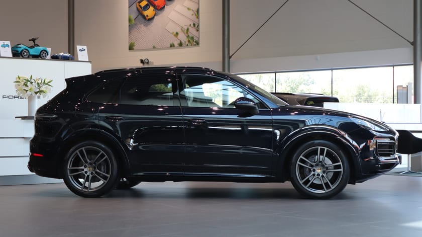 Bild 2 av Porsche Cayenne E-Hybrid / Platinum Edition / Sportavgassystem / Massagestolar /