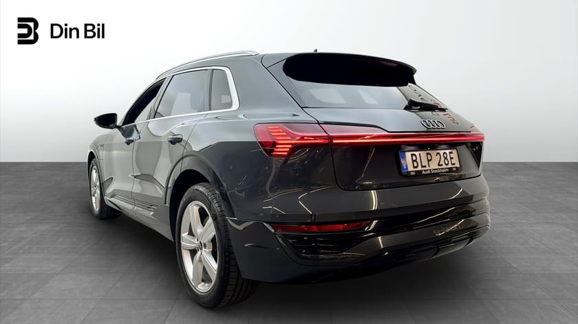 Bild 3 av Audi Q8 50 e-tron quattro quattro/Backkamera/Drag/20"/Elstolar