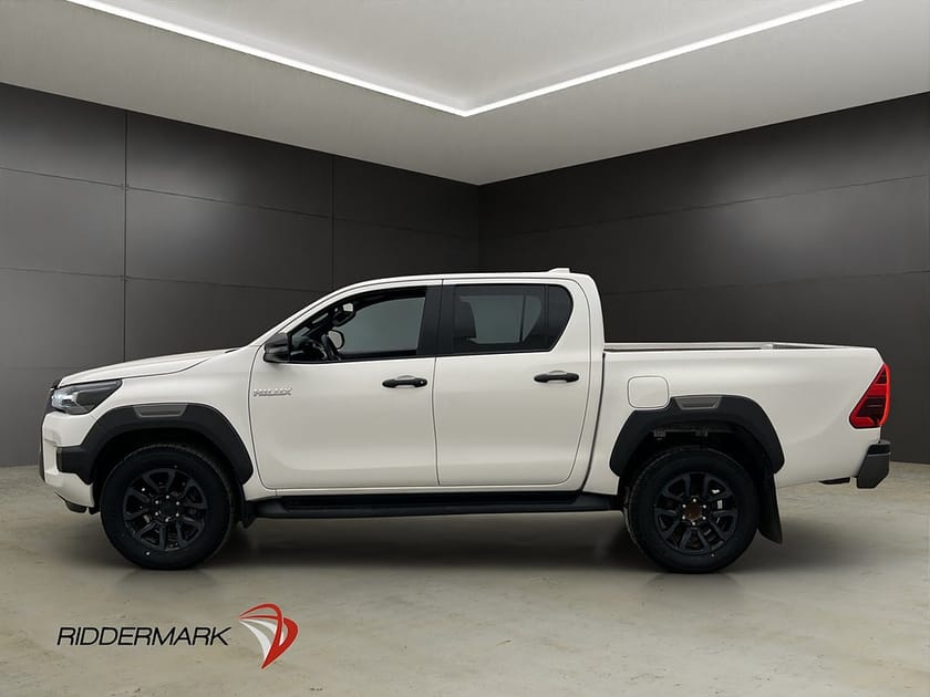 Bild 2 av Toyota Hilux Dubbelhytt Invincible 2.8 4WD Drag Kamera Skinn Diff Moms