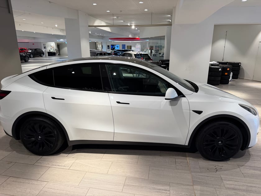 Bild 3 av Tesla Model Y Standard Range RWD Självkörningsförmåga 3 | Drag V-hjul