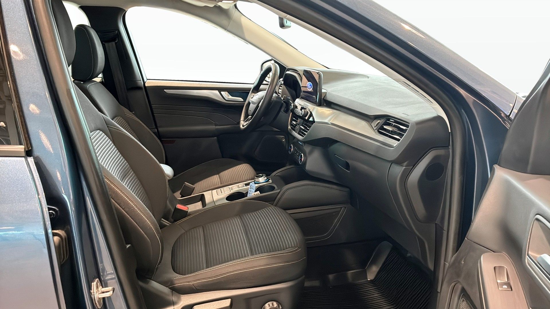 Ford Kuga Titanium PHEV / Vinter Pkt 2024, kuva 3/9