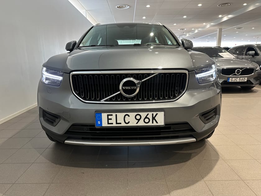 Bild 2 av Volvo XC40 T3 FWD Momentum Edition / Parkeringssensor fram/bak / Rattvärme / Automatisk bagagelucka /