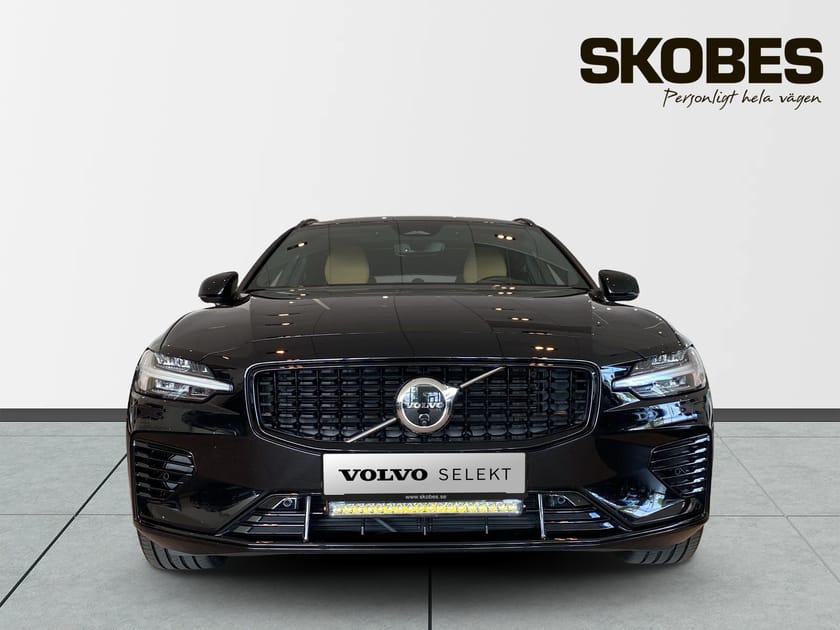 Bild 2 av Volvo V60 T6 Plus Dark Nordic Edition Se utr, B&W, Panorama, vent/massage stolar, Momsbil