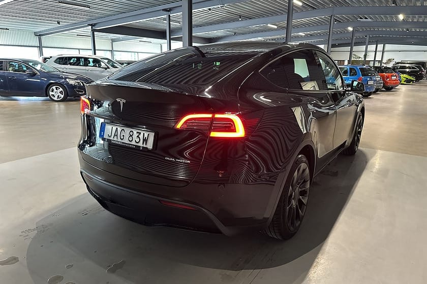 Bild 4 av Tesla Model Y Long Range AWD 514hk Backkamera Panorama Drag