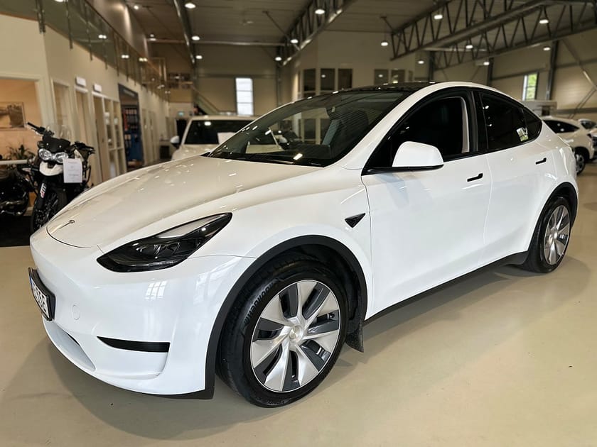 Bild 1 av Tesla Model Y Standard Range RWD 299hk / Dragkrok / MOMS