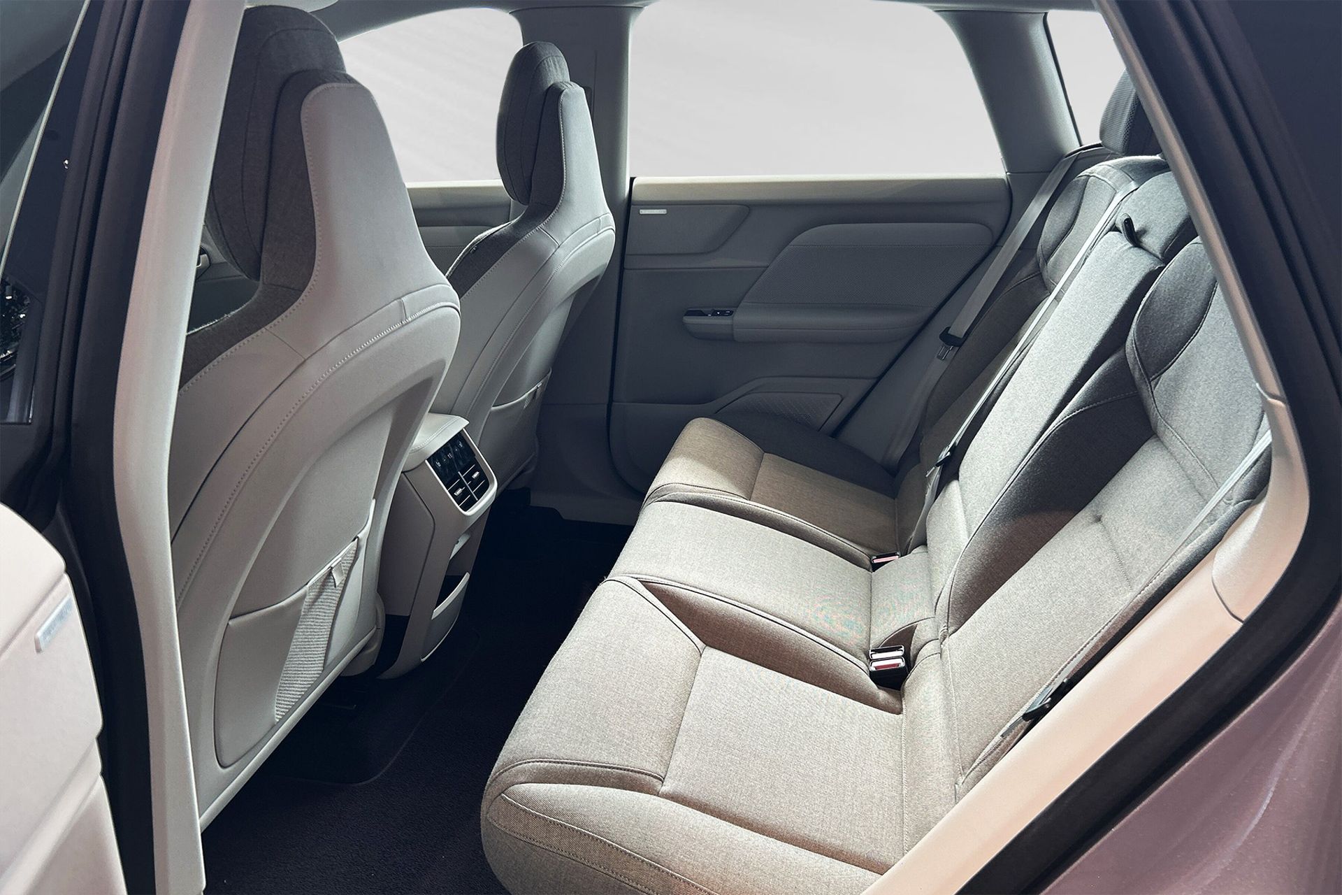 Volvo EX60 P10 AWD 2026, bild 7/10