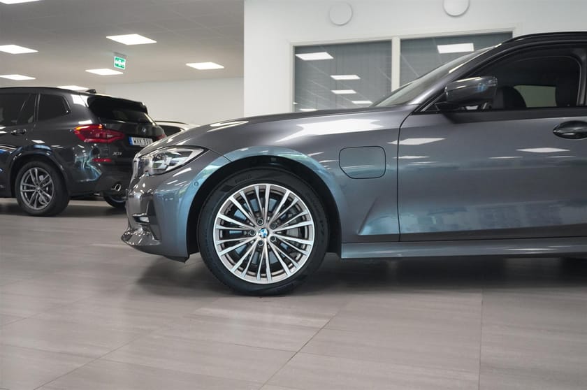 Bild 3 av BMW 330e Touring Sport HUD Elstolar hk Backkamera 18 Lm