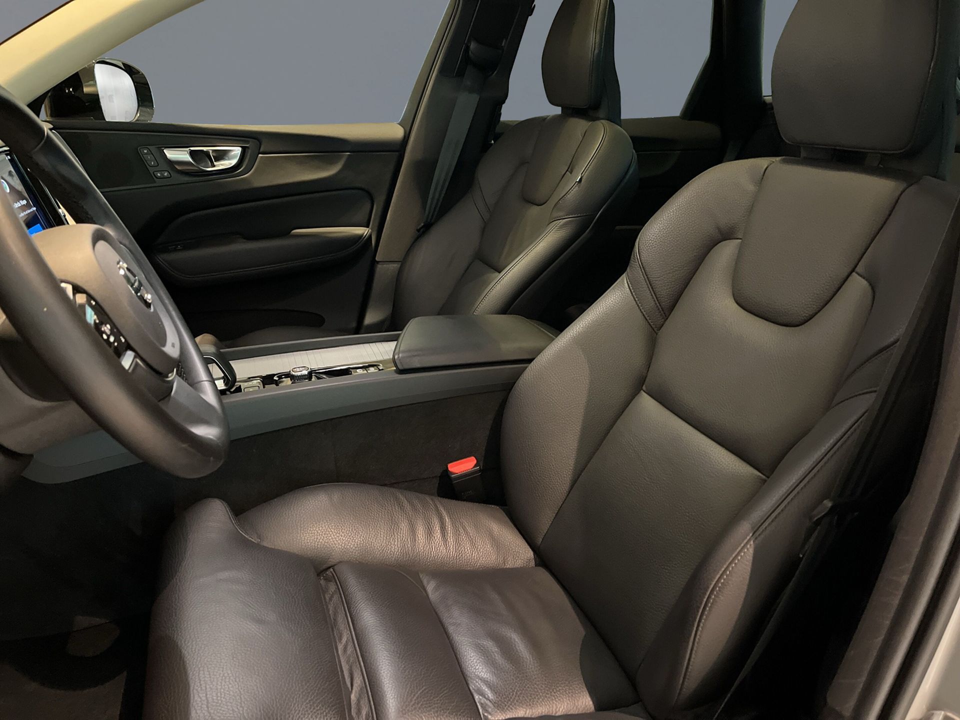 Volvo XC60 T6 AWD Plus Dark Edition 2025, bild 6/10