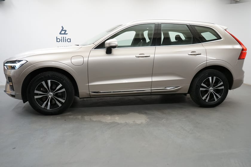 Bild 2 av Volvo XC60 Recharge T6 Core Edition, Dragkrok, Taklucka, Navigation, Förarstol elmanövrerad