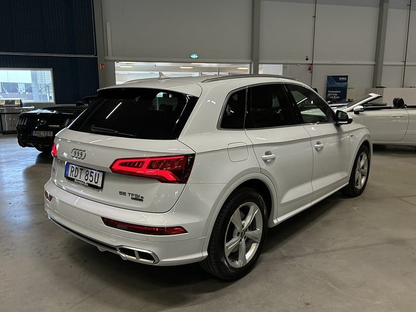 Bild 4 av Audi Q5 55 TFSI e quattro Luft | Cockpit | Navi