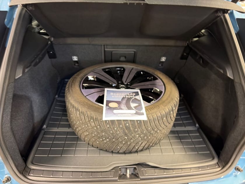 Bild 4 av Volvo EX40 Single Motor Extended Range R Core SE 🔵, Parkeringskamera 360, Tonade rutor, 19" mörk fälg, Dragkrok halvautomatisk