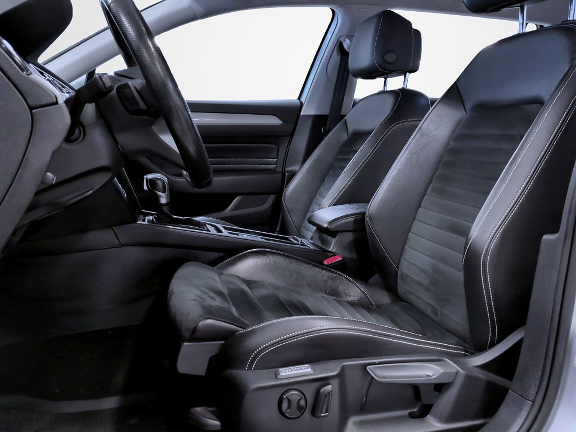 Volkswagen Passat 2020, photo 7/10