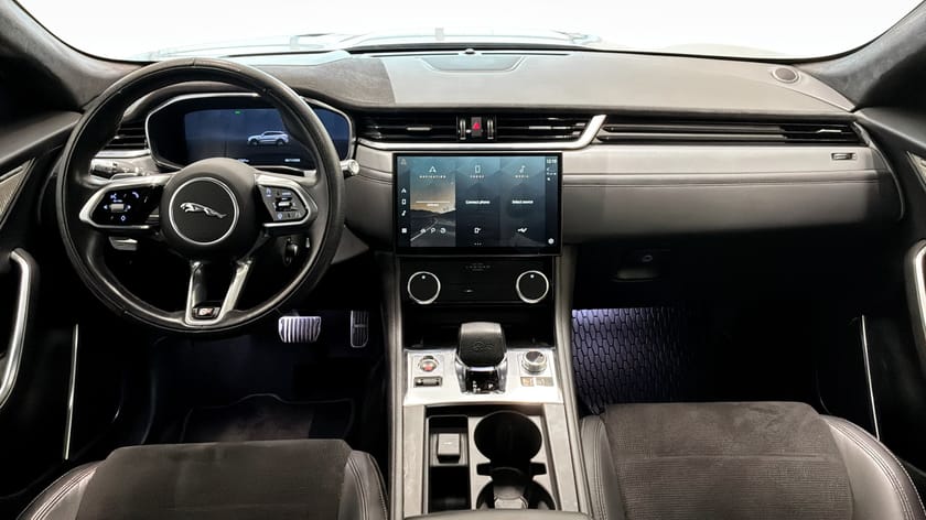 Bild 4 av Jaguar F-Pace SVR V8 550HK AWD | Dragkrok | Panorama | 360° | Meridian