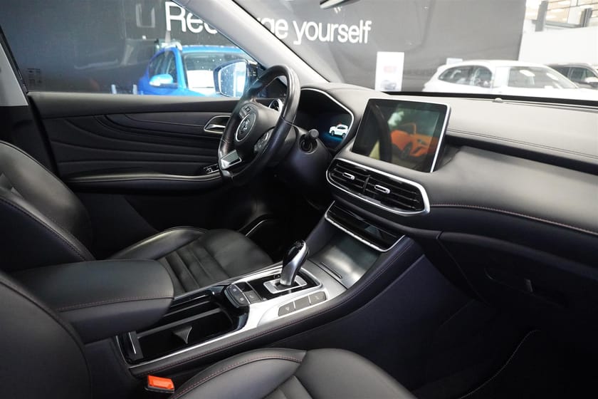 Bild 2 av MG EHS PHEV Luxury Pebble Black
