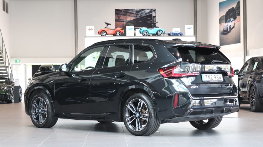 Bild 2 av BMW iX1 xDrive30 M Sportpaket / Head-up display / Dragkrok