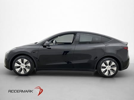 Tesla Model Y Standard Range RWD 299hk Värmepump Dragkrok Pano