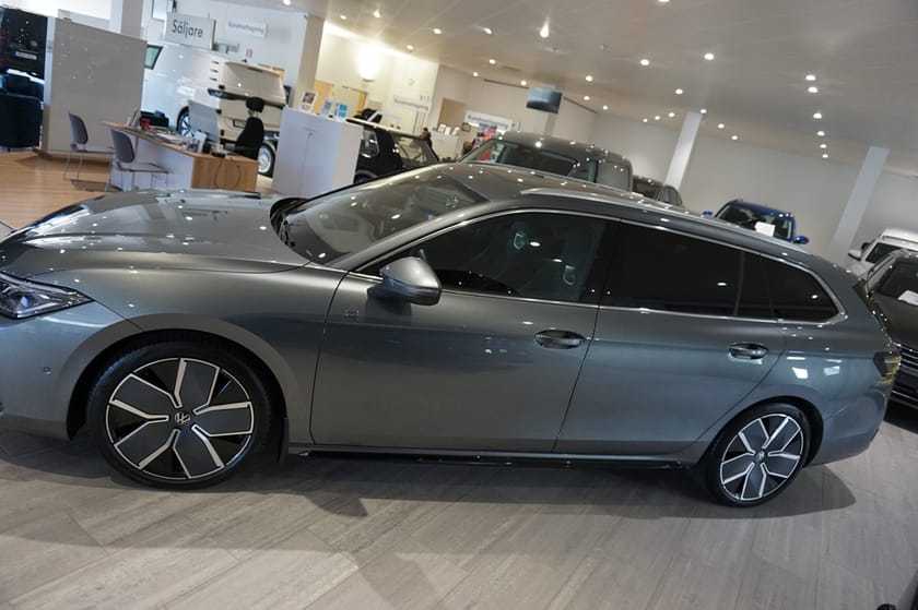 Bild 2 av Volkswagen Passat Sportscombi R-LINE 1.5 eTSI 150 Drag/Värmare