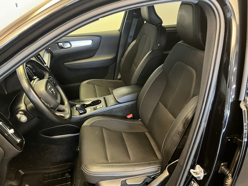 Bild 5 av Volvo XC40 D4 AWD Momentum Advanced Edition/ Backkamera/ Dragkrok/ Navigation/