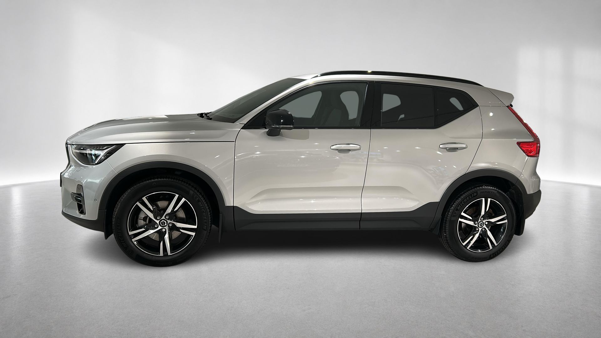 Volvo XC40 B3 FWD Bensin Plus Dark 2025, bild 3/10