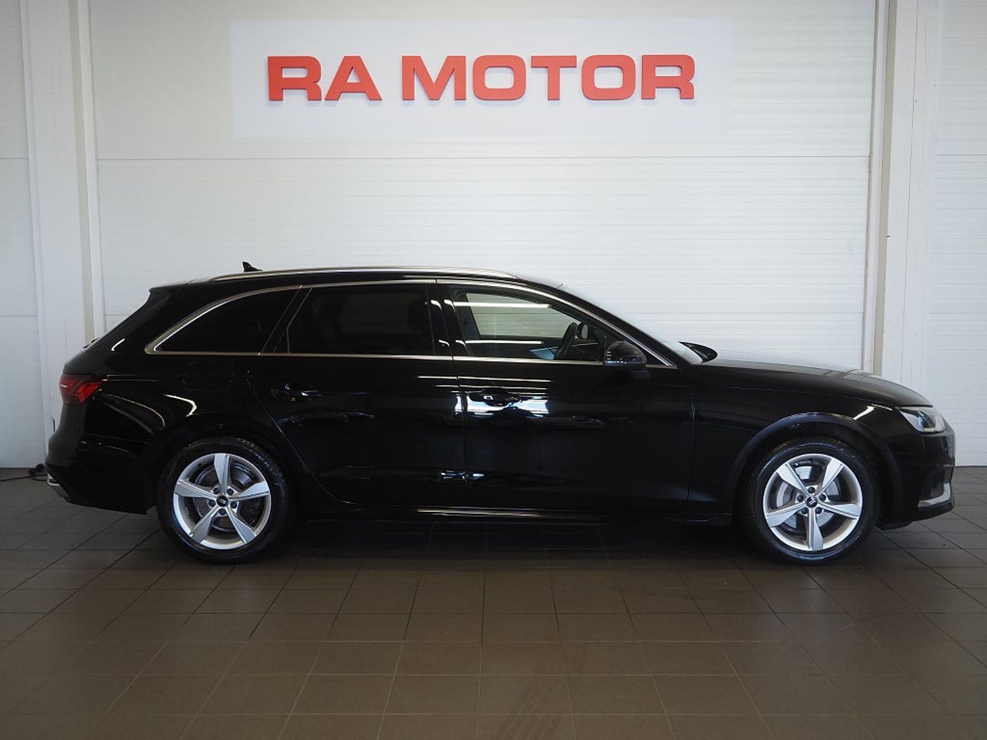 Audi A4 2022, photo 4/10