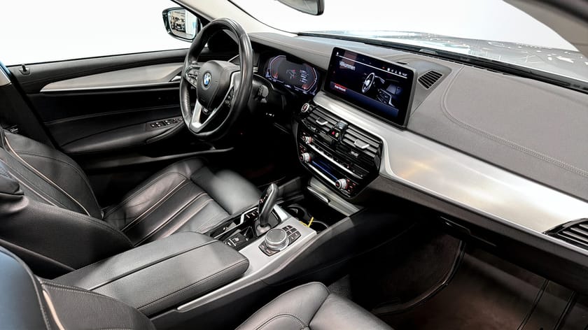 Bild 3 av BMW 530d xDrive Touring Luxury Line Pano DAP Komfortstol 4-zon Hi-Fi