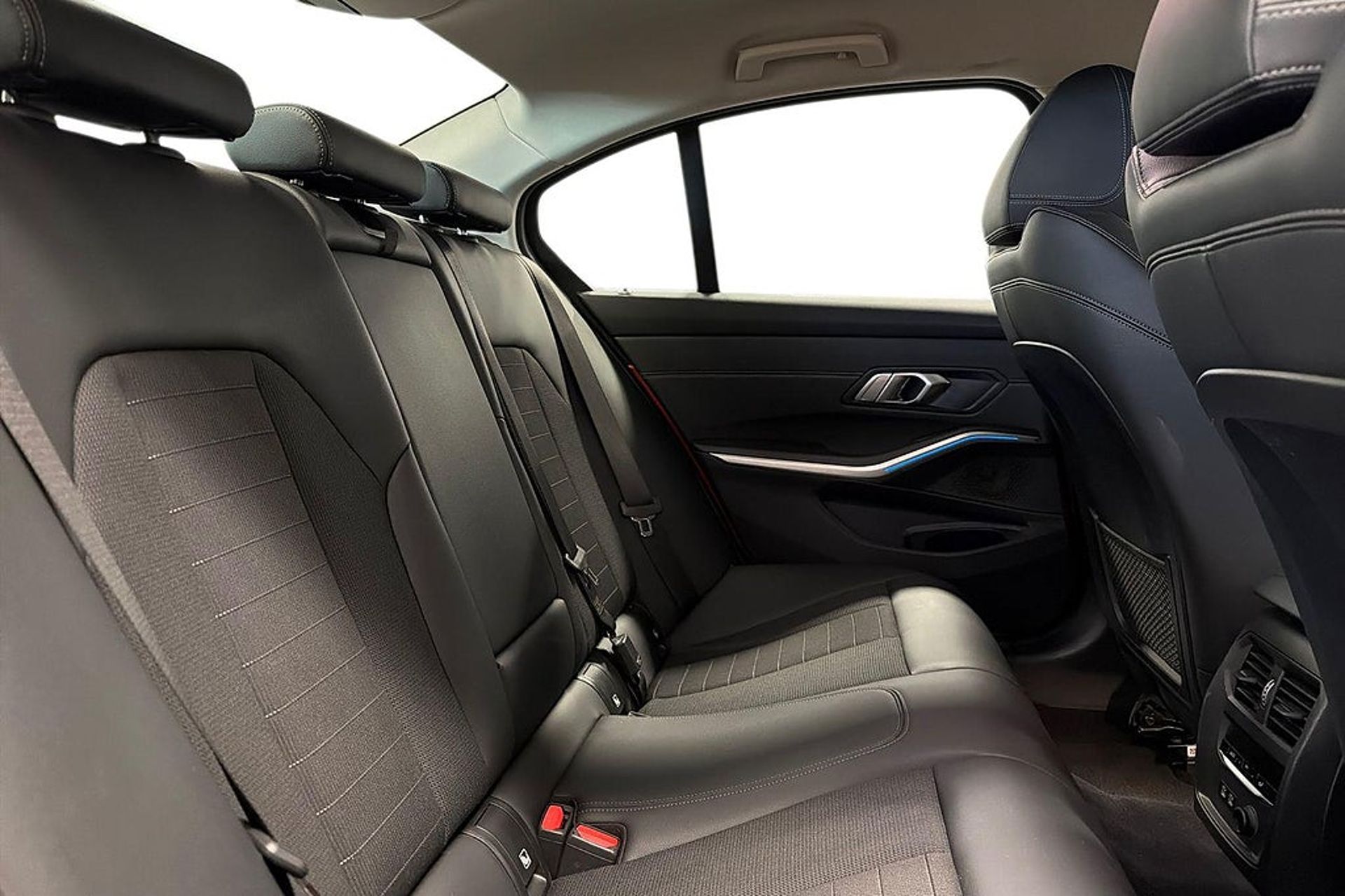 BMW 330 e Sedan Sportline 2020, photo 7/28