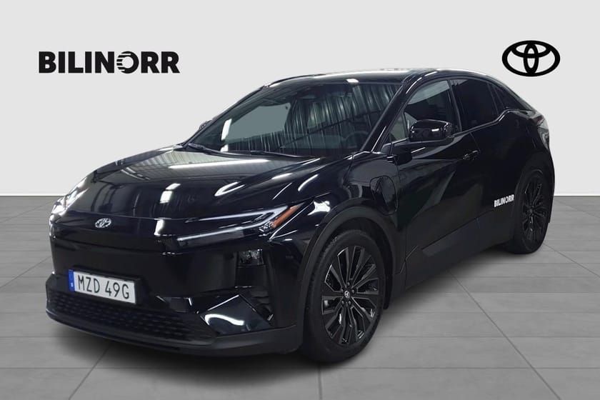 Bild 1 av Toyota C-HR+ 77 kWh Executive AWD Pano JBL Black Pack | V-Hjul | Drag |