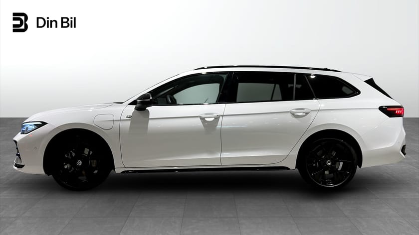 Bild 2 av Volkswagen Passat Variant eHybrid DSG R-LineBlack/Edition/Pano/&K/Drag