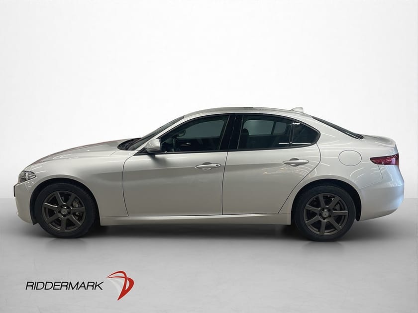 Bild 4 av Alfa Romeo Giulia 2.2 180hk Kamera Navi Rattvärme Sensorer