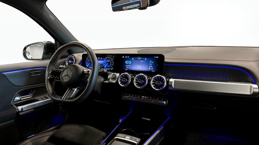 Bild 3 av Mercedes-Benz EQB 250+ AMG Line Panorama 7-Sits
