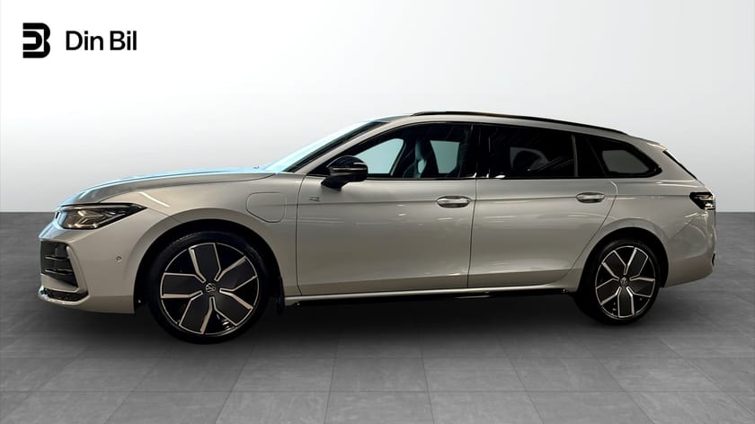 Bild 2 av Volkswagen Passat Variant eHybrid 1.5 TSI e-Hybrid 272HK R-Line / Pano & 360-kamera