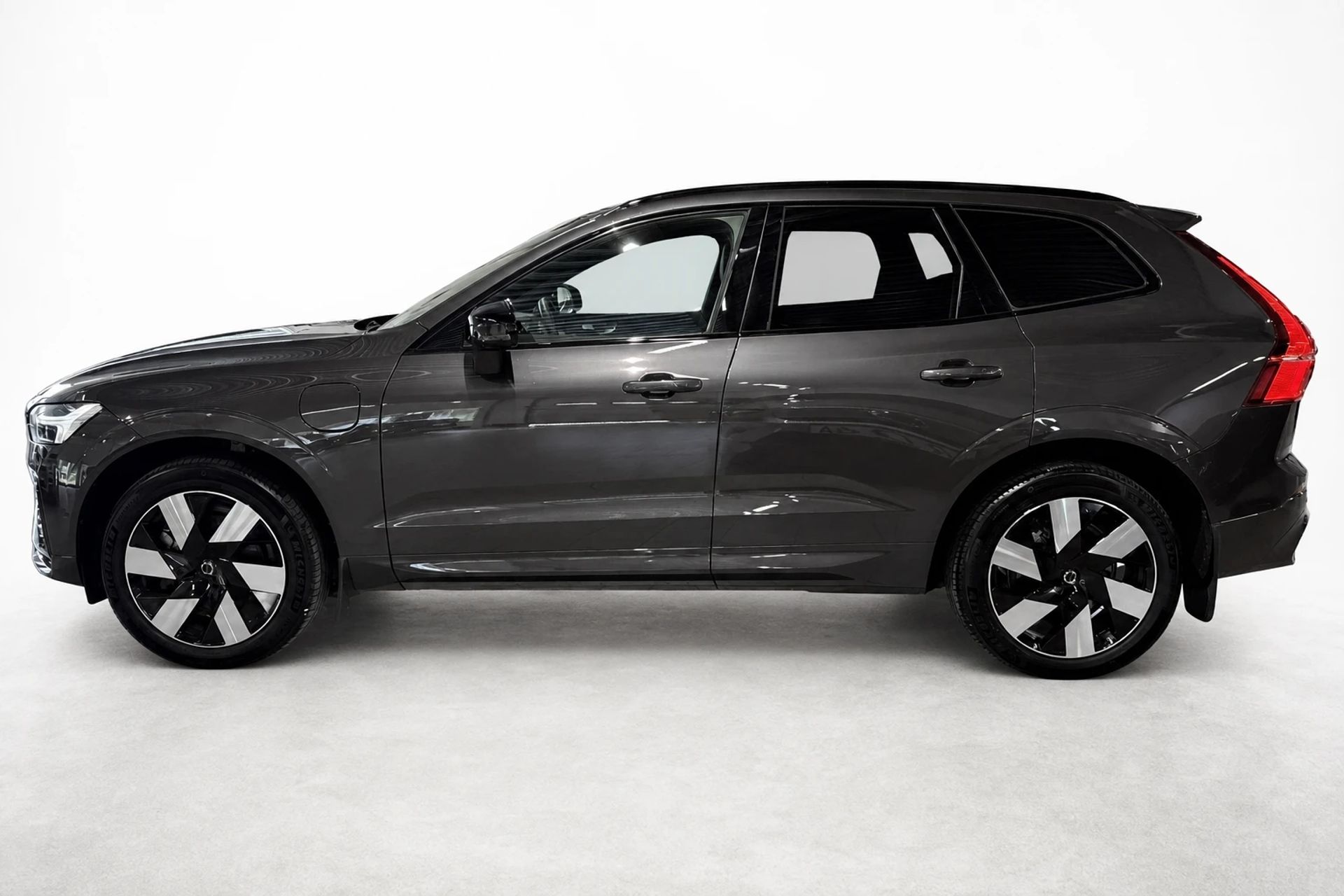 Volvo XC60 T6 Plus Dark Edition 2025, bild 2/27