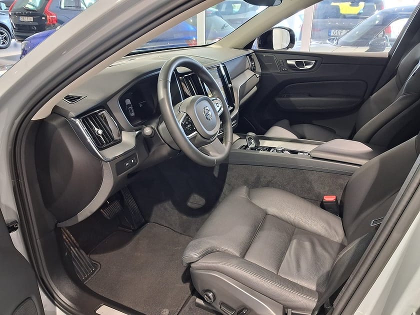 Bild 2 av Volvo XC60 T6 Recharge Plus Dark Edition plug in AWD 350HK 4x4 Pa