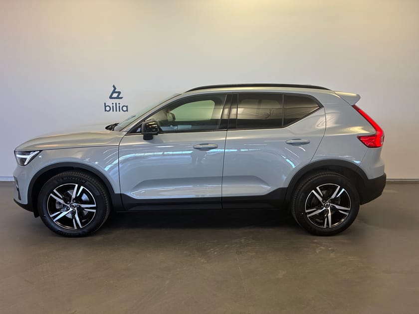Bild 3 av Volvo XC40 B4 FWD Bensin Plus Dark / Keyless / Dragkrok / Navigation / Backkamera /