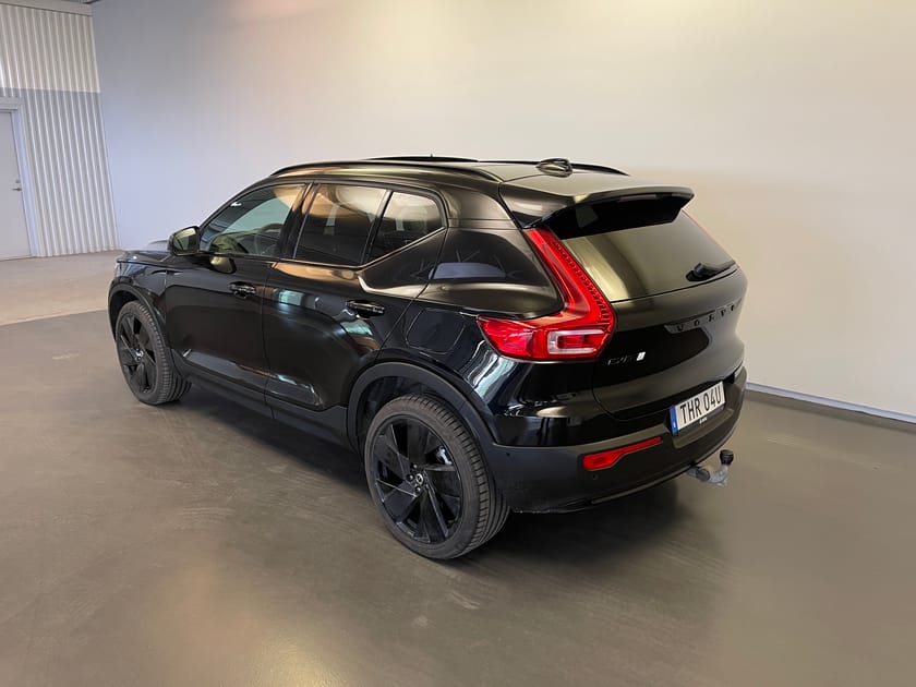 Bild 3 av Volvo EX40 Twin Motor Performance Ultra Black / Dragkrok / Tonade rutor / Panoramaglas tak  / 10.000kr tillbehör /