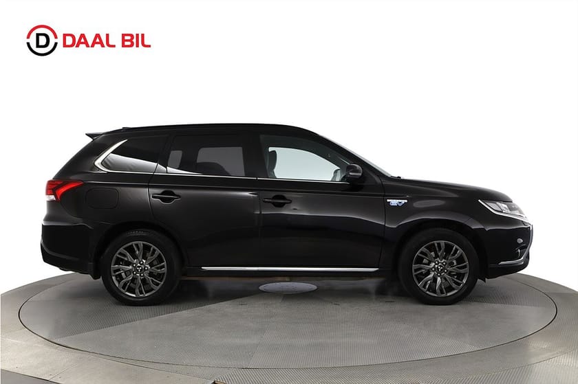 Bild 5 av Mitsubishi Outlander PHEV CVT 4WD 203HK 100 YEARS EDITION DRAG 360° LÄDER