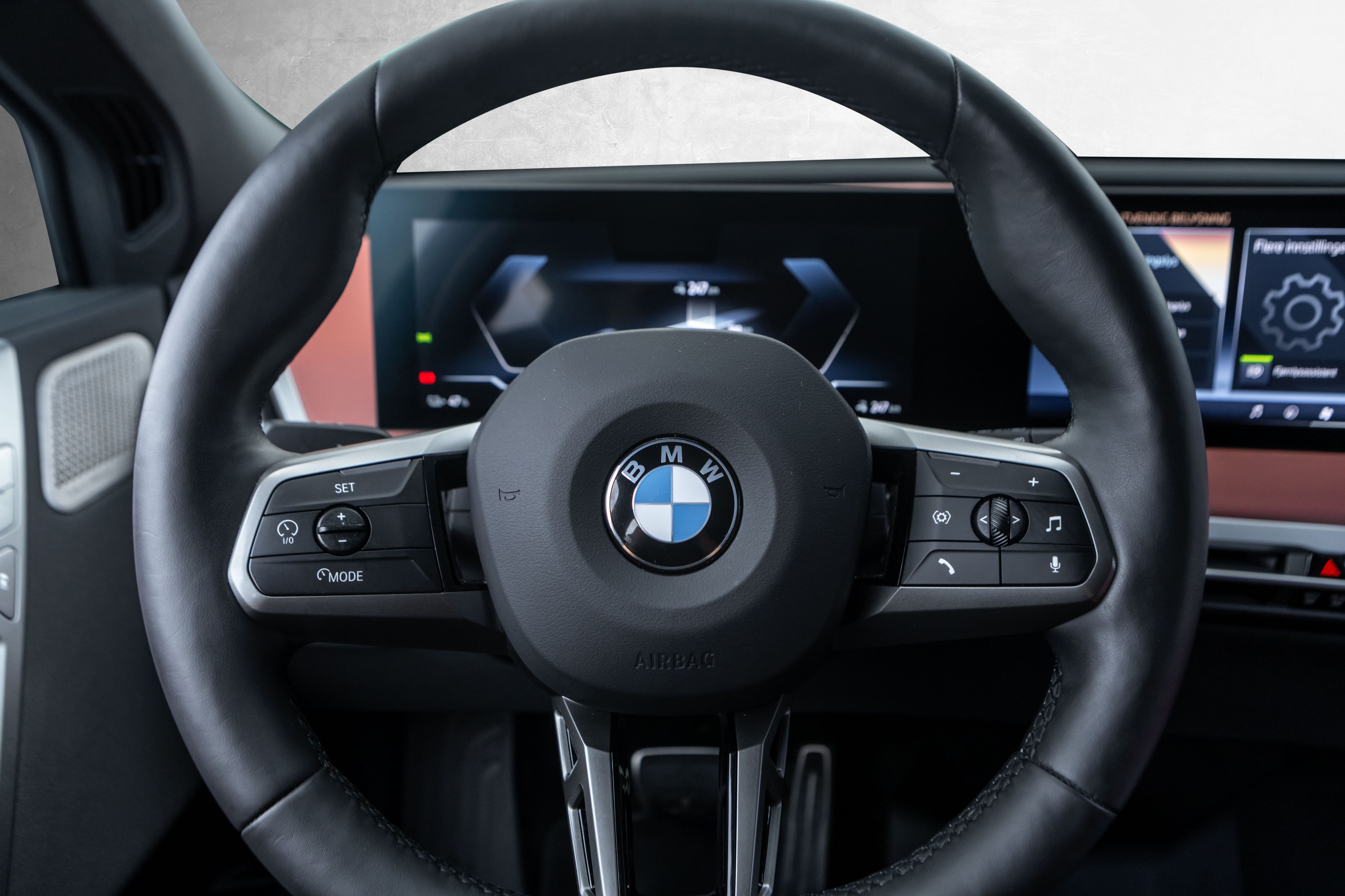 BMW iX xDrive60, 544hp, 2025
