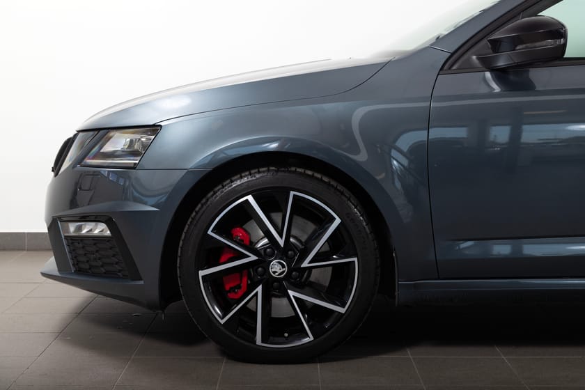 Bild 4 av Škoda Octavia RS 2.0 TSI Manuell 245hk Cockpit/Drag/Pvärmare