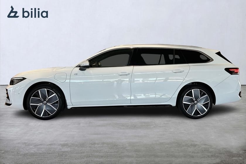 Bild 2 av Volkswagen Passat Variant eHybrid 272 DSG6 R-Line Drag-Värmepaket