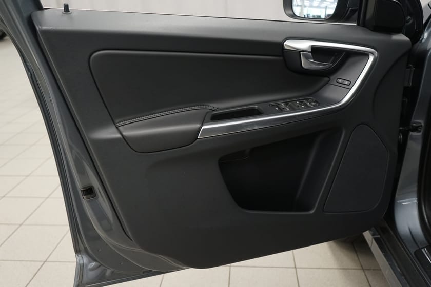 Bild 5 av Volvo XC60 D4 AWD Classic Momentum | BLIS | Drag | Navigator | Parkeringskamera bak |